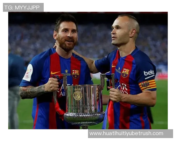 伊涅斯塔荣获环足奖生涯贡献奖与德约维蒂尼亚合影庆祝