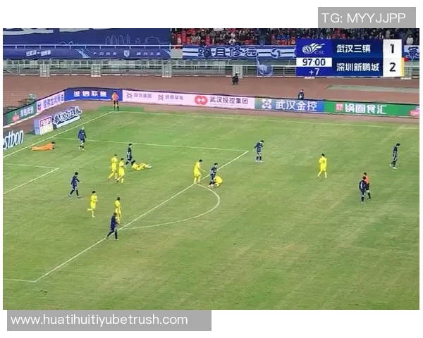 杨一鸣肘击被红牌罚下新鹏城领先后遭遇人数劣势