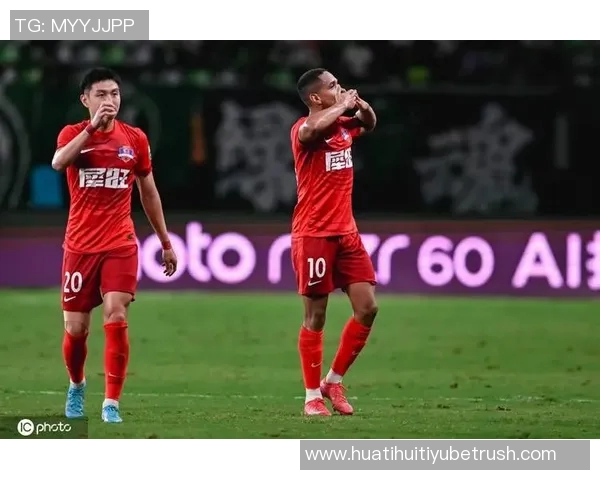 何超手球染黄引争议裁判漏判浙江进攻王钰栋愤怒砸球抗议 何超手球染黄引争议裁判漏判浙江进攻王钰栋愤怒砸球抗议